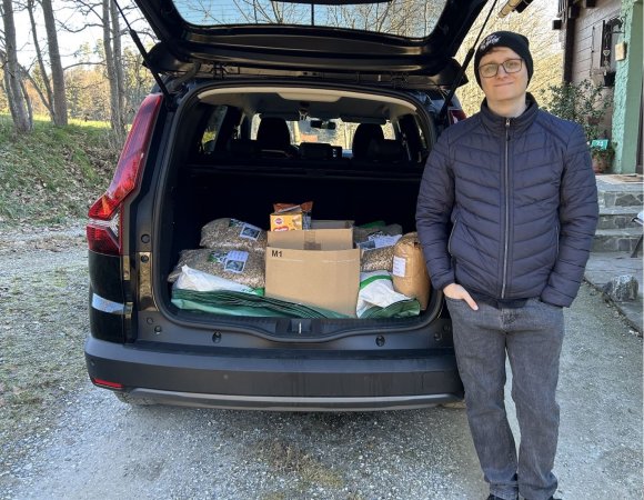 David vor dem geöffneten Kofferraum