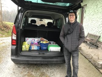 David vor dem geöffneten Kofferraum auf dem Weg zu den Tierheimen